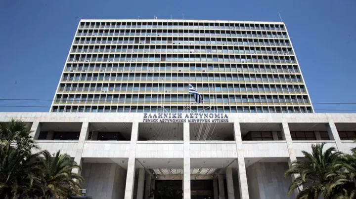 Προσήχθη άνδρας που απειλούσε να ανατιναχθεί έξω από τη ΓΑΔΑ - Αληθινές οι τρεις χειροβομβίδες, έγινε ελεγχόμενη έκρηξη