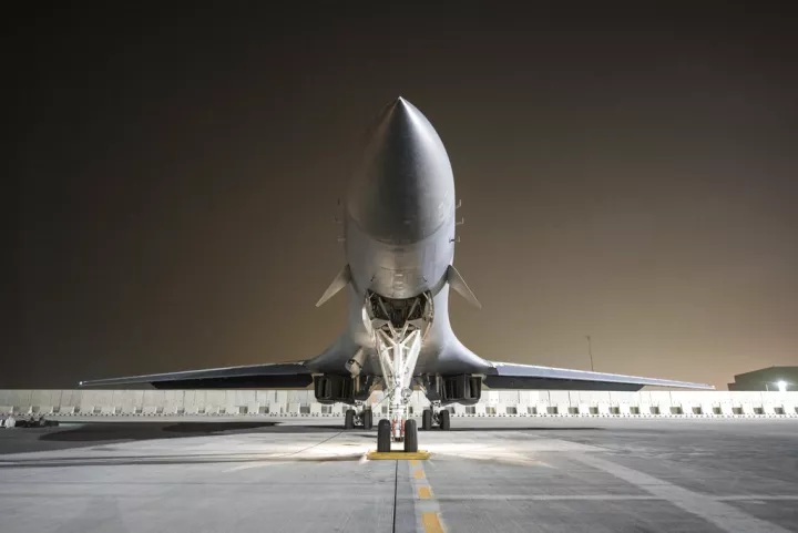 Στη Βρετανία το αεροπλάνο «Bone» - Σενάρια ότι θα αναλάβει το μαζικό βομβαρδισμό του Ιράν από τις ΗΠΑ