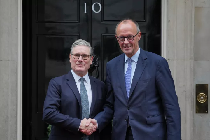 Στάρμερ, Μερτς και Μελόνι σε στενή συνεργασία για την ασφάλεια της ναυσιπλοΐας στα Στενά του Ορμούζ