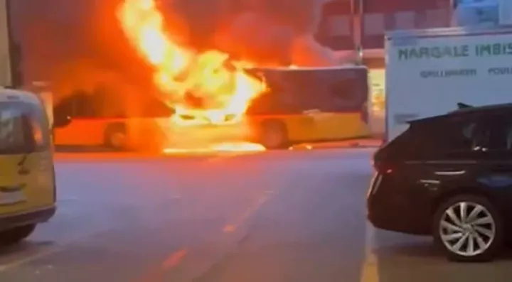 Ελβετία: Τουλάχιστον έξι νεκροί από φωτιά σε λεωφορείο - Αναφορές για άτομο που αυτοπυρπολήθηκε