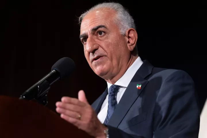 Ο Παχλαβί καλεί τους Ιρανούς να «αποχωρήσουν από τους δρόμους»