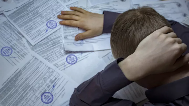 Έχω ληξιπρόθεσμες οφειλές προς το Δημόσιο: Πώς μπορώ να τις ρυθμίσω και ποιες παγίδες πρέπει να προσέξω