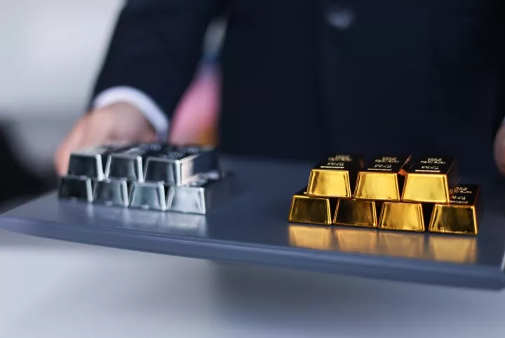 Σε πτώση χρυσός και ασήμι με φόντο την ενίσχυση του δολαρίου και την αύξηση της τιμής στο πετρέλαιο