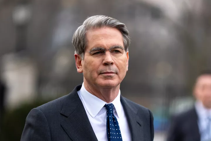 Μπέσεντ: Το Πολεμικό Ναυτικό των ΗΠΑ θα συνοδεύει τάνκερ στα Στενά του Ορμούζ όταν «είναι δυνατό»