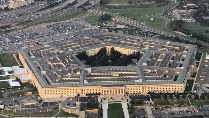 Το Πεντάγωνο εξετάζει την αποστολή περισσότερων πολεμικών πλοίων για τη συνοδεία τάνκερ στα Στενά του Ορμούζ