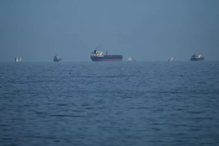 Reuters: Το Ιράν προκαλεί σοκ στην αγορά πετρελαίου για να περιορίσει τη στρατιωτική ισχύ των ΗΠΑ