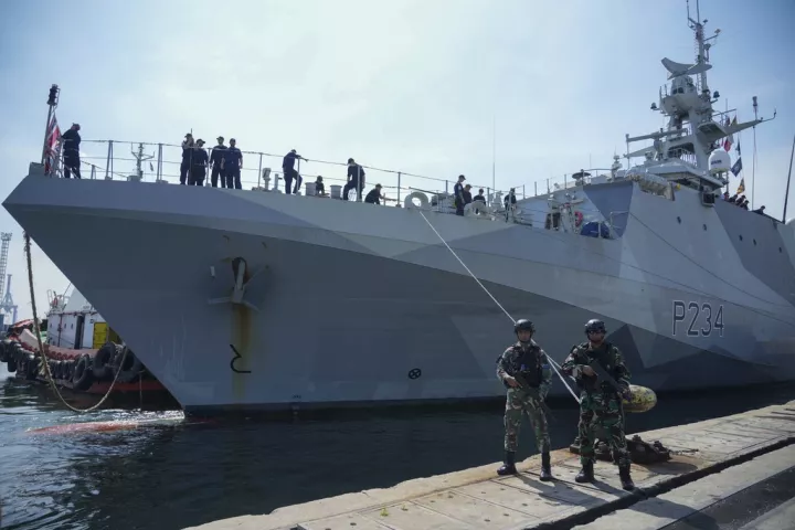 Η Βρετανία συζητά για την αποστολή πολεμικών πλοίων στα Στενά του Ορμούζ