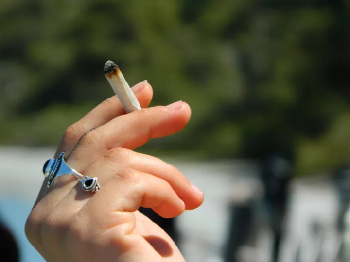 Από τις ελάχιστες χώρες η Ελλάδα όπου αυξάνεται το κάπνισμα και το άτμισμα στους εφήβους
