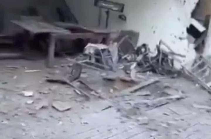 Θραύσματα από αναχαιτισμένο πύραυλο χτύπησαν σπίτι στο κεντρικό Ισραήλ (vid)