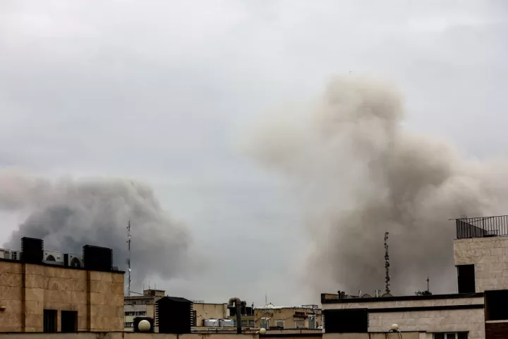 Μπαράζ βομβαρδισμών στην Τεχεράνη - Πιέσεις του Τραμπ για συμμαχικά πλοία στα Στενά του Ορμούζ