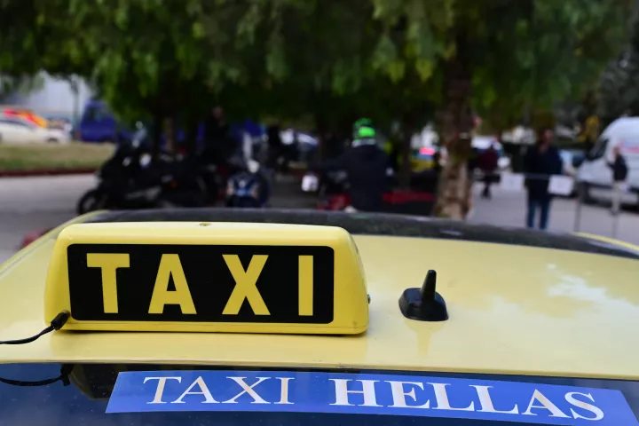 «Χειρόφρενο» για τα ταξί από αύριο Τρίτη - Απεργία διαρκείας αποφάσισε ο ΣΑΤΑ 