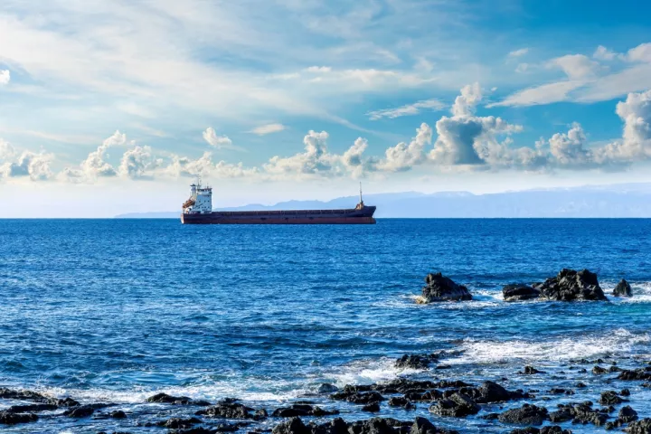 Γαλλία και Ιταλία προς ΕΕ: Οικολογική απειλή το ρωσικό τάνκερ που πλέει ακυβέρνητο στη Μεσόγειο