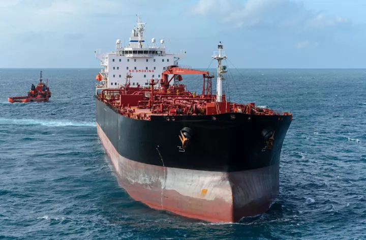 Reuters: Πάνω από 50% η μείωση της παραγωγής πετρελαίου στα Ηνωμένα Αραβικά Εμιράτα