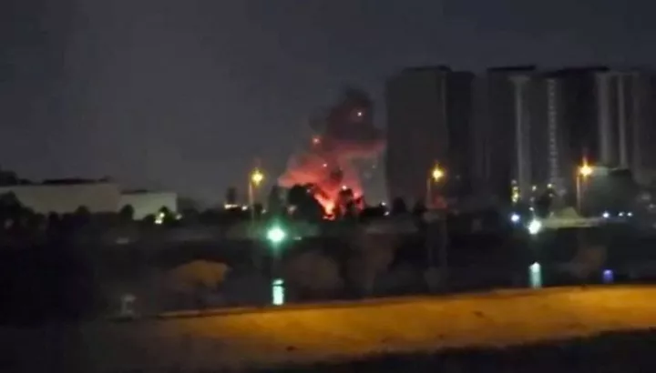 To Ιράν επιτέθηκε στην πρεσβεία των ΗΠΑ στο Ιράκ και λέει ότι έριξε πύραυλο κοντά στο γραφείο του Νετανιάχου - Το Ισραήλ στέλνει νέες χερσαίες δυνάμεις στον Λίβανο