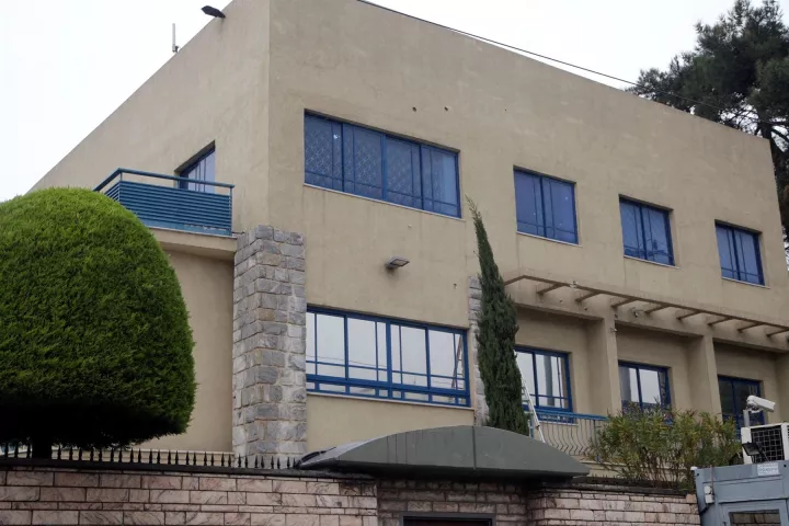 Πρεσβεία Ισραήλ: Το καθεστώς του Ιράν προήγαγε δύο καταζητούμενους από την INTERPOL για τον θάνατο 85 ανθρώπων