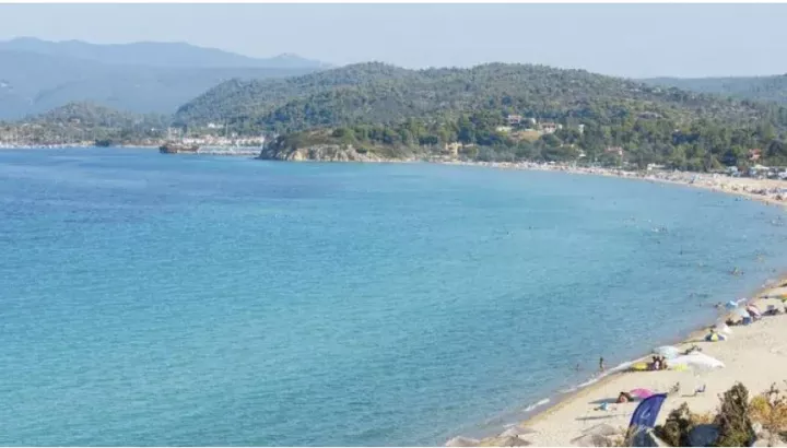 Χαλκιδική: Εκμίσθωση παραλιών έναντι «πινακίου φακής» και υποδομές που ρημάζουν