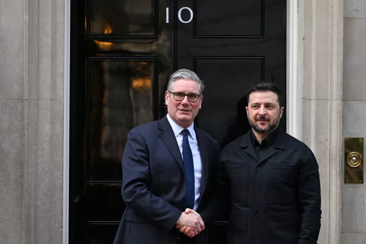 Στο Λονδίνο ο Ζελένσκι: Στόχος η διατήρηση της πολιτικής και στρατιωτικής υποστήριξης προς την Ουκρανία (vids)