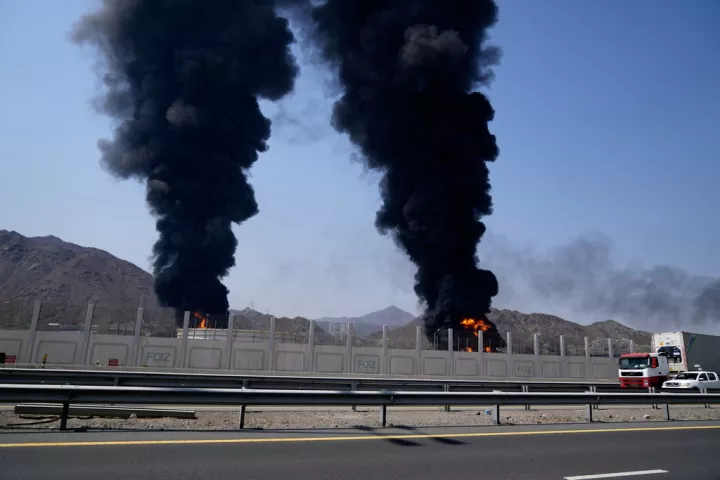 Το Ιράν απειλεί με πλήγματα σε πετρελαϊκές εγκαταστάσεις σε τρεις χώρες του Κόλπου και καλεί σε άμεση εκκένωση