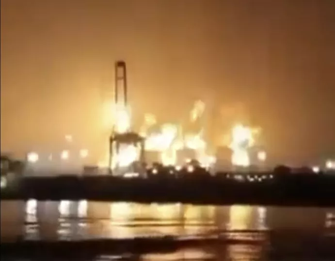 Το Ιράν χτύπησε διυλιστήρια σε Κουβέιτ και Σ. Αραβία μετά τις δύο επιθέσεις στη μονάδα LNG στο Κατάρ - «Θα καταστρέψω το κοίτασμα South Pars αν συνεχίσουν», λέει ο Τραμπ