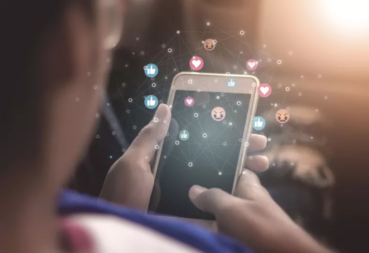 Η εκτεταμένη χρήση των social media υπονομεύει την ψυχοσωματική κατάσταση των νέων