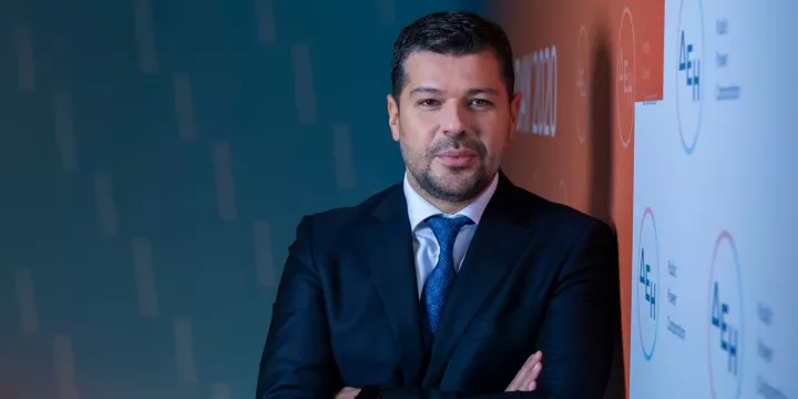 Γ. Στάσσης: Πάνω από 700 εκατ. τα κέρδη της ΔΕΗ το 2026 – Τι είπε για πόλεμο, τηλεπικοινωνίες και data centers