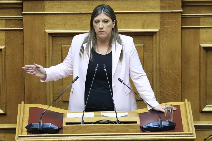 Κρακεράκια, TikTok και ο μανικετοκουμπόφορος κίνδυνος για τη Δημοκρατία