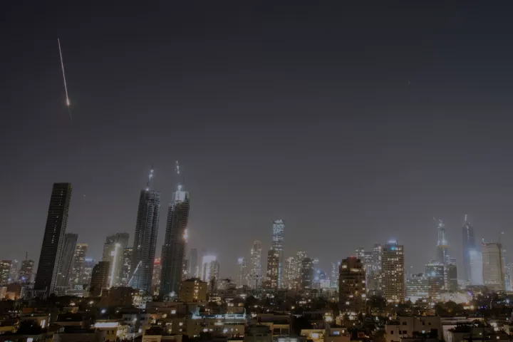 Μπαράζ πυραύλων και drones από το Ιράν στις χώρες του Κόλπου, πλήγμα σε διυλιστήριο στο Κουβέιτ - Ισραηλινοί βομβαρδισμοί στην Τεχεράνη
