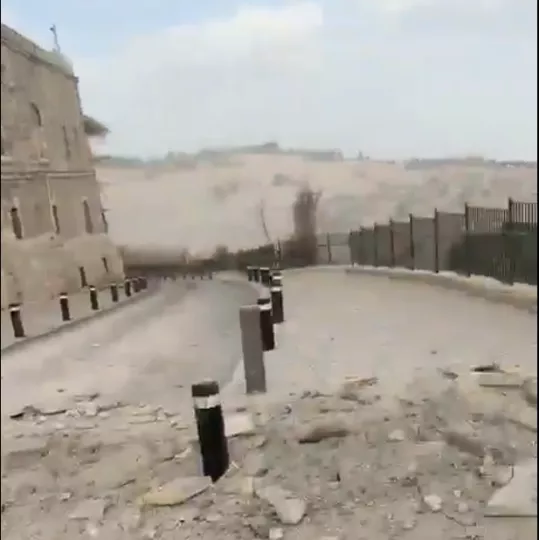 Σοβαρές ζημιές από συντρίμμια βαλλιστικού πυραύλου στην Παλαιά Πόλη της Ιερουσαλήμ (vid)