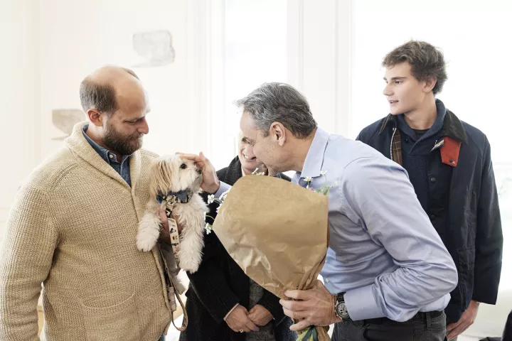Συνάντηση Κυρ. Μητσοτάκη με Έλληνες που επαναπατρίστηκαν με τα ζώα συντροφιάς τους - «Προτεραιότητά μας η ασφάλεια όλων»
