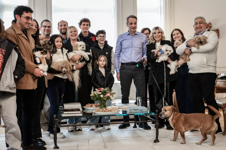 Η ανάρτηση Μητσοτάκη με τον Πίνατ από την υποδοχή των επαναπατρισθέντων με τα κατοικίδιά τους στο Μαξίμου