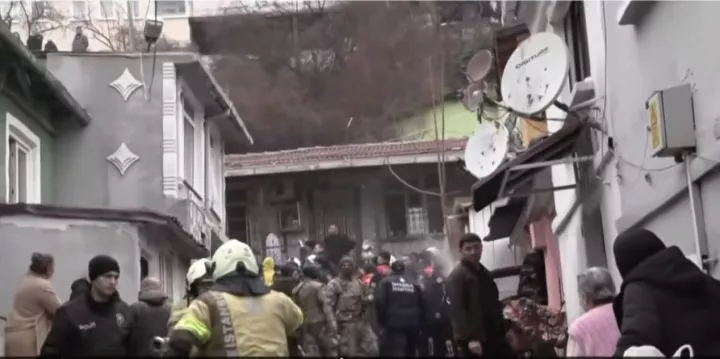 Κωνσταντινούπολη: Κατέρρευσαν δυο κτίρια - Επτά άτομα ανασύρθηκαν από τα ερείπια