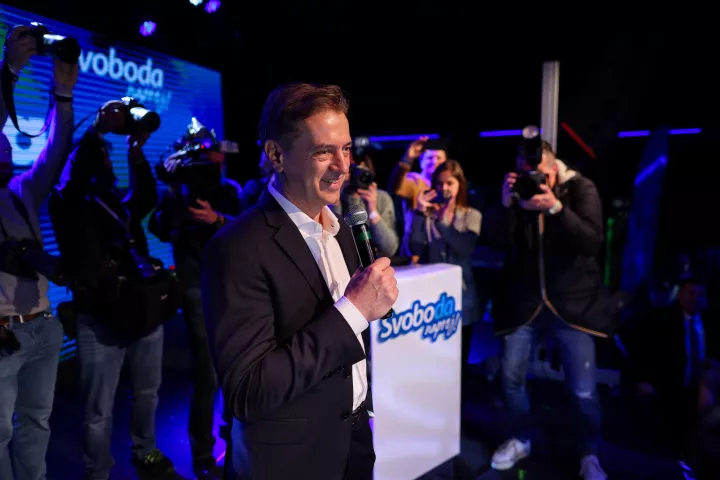 Μάχη μεταξύ ανάμεσα στο φιλελεύθερο κόμμα του Ρόμπερτ Γκολόμπ και το φιλοτραμπικό κόμμα στο 28%