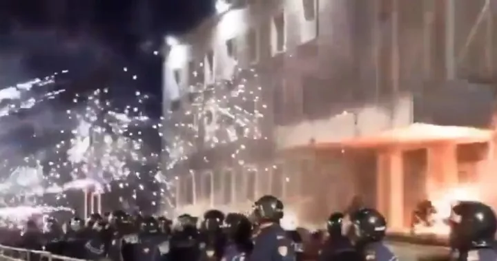 Τίρανα: Ένταση και επεισόδια μετά από αντικυβερνητική διαδήλωση (vid)