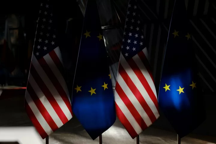 Politico: Πώς δύο πόλεμοι απειλούν τις σχέσεις ΗΠΑ - Ευρώπης