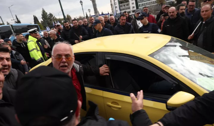Ένταση στο Σύνταγμα: Απεργοί επιτέθηκαν σε οδηγό ταξί που εργαζόταν