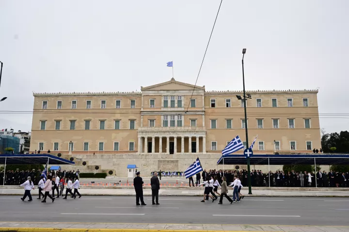 Κυκλοφοριακές ρυθμίσεις για τις παρελάσεις της 25ης Μαρτίου - Πώς θα κινηθούν τα ΜΜΜ