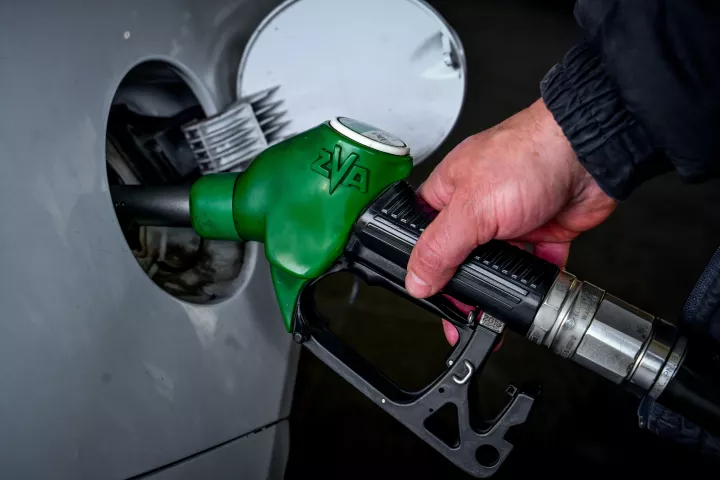 Γιατί η κυβέρνηση δεν μείωσε τον ΕΦΚ στα καύσιμα – Οι λόγοι πίσω από την επιλογή των στοχευμένων μέτρων
