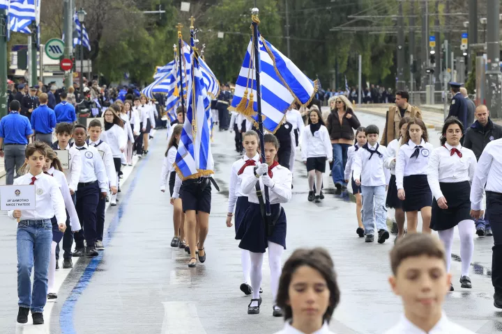 Ολοκληρώθηκε η μαθητική παρέλαση για την 25η Μαρτίου στο Σύνταγμα (pics)