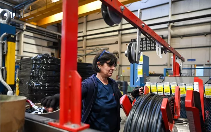 Συνεργασία ΔΥΠΑ - ΕΤΒΑ ΒΙ.ΠΕ.: Πρόγραμμα κατάρτισης για 25.000 ανέργους με σύνδεση στις ανάγκες της βιομηχανίας