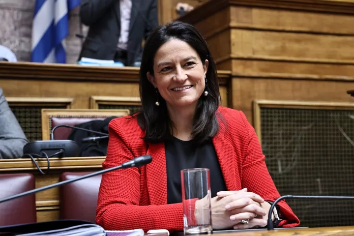 Το πόρισμα για την ίση αμοιβή ανδρών και γυναικών παρελήφθη από τη Ν. Κεραμέως