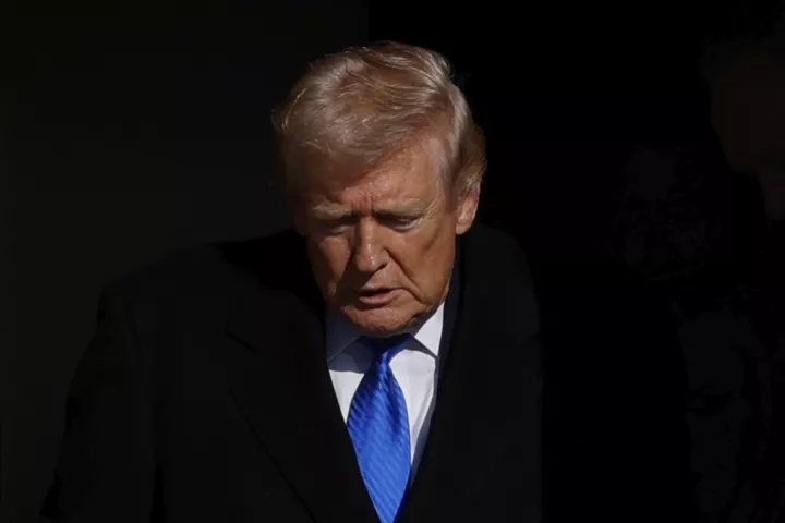 Πτώση της δημοτικότητας του Τραμπ κατά 36% λόγω αύξησης των τιμών καυσίμων