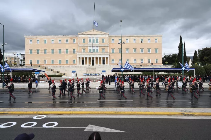 25η Μαρτίου: Κυκλοφοριακές ρυθμίσεις στην Αθήνα για τη στρατιωτική παρέλαση, πώς κινούνται Μετρό και Τραμ