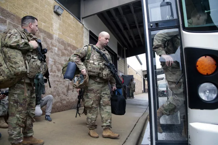 Αμερικανοί στρατιώτες από την επίλεκτη 82η Αερομεταφερόμενη Μεραρχία κατευθύνονται στη Μέση Ανατολή