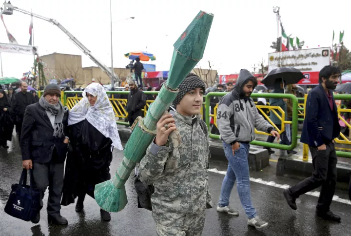 Ιράν: Έφηβοι έως 12 ετών στους εθελοντές που περιπολούν στην Τεχεράνη