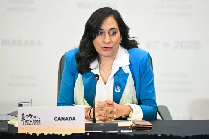 Καναδή ΥΠΕΞ: Όλοι οι Καναδοί ηγέτες και οι διευθυντές εταιριών πρέπει να μιλούν γαλλικά και αγγλικά