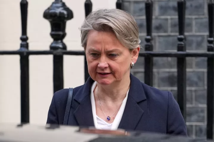 Κούπερ (Βρετανία): Το Ιράν κρατάει «όμηρο» την παγκόσμια οικονομία με το μπλοκάρισμα του Ορμούζ