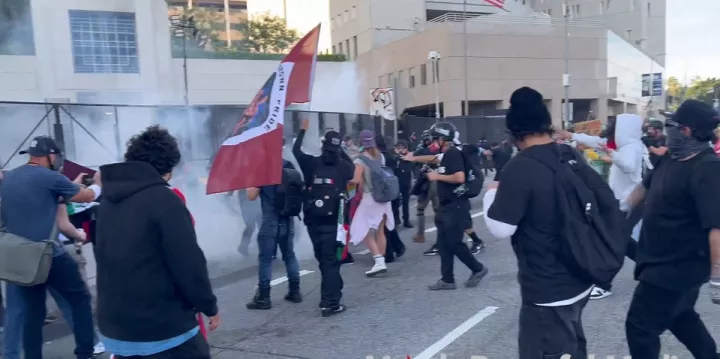 ΗΠΑ: Επεισόδια και συλλήψεις στο Λος Άντζελες για επίθεση σε ομοσπονδιακό κτίριο (vid)