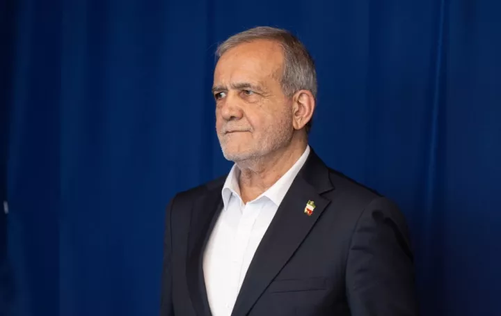 Ο Πεζεσκιάν προειδοποιεί για οικονομική κατάρρευση και συγκρούεται με τους Φρουρούς της Επανάστασης