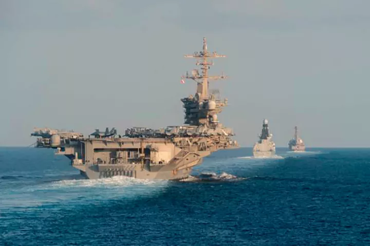 Το Ιράν απειλεί να πλήξει το αεροπλανοφόρο USS Abraham Lincoln αν πλησιάσει τα Στενά του Ορμούζ