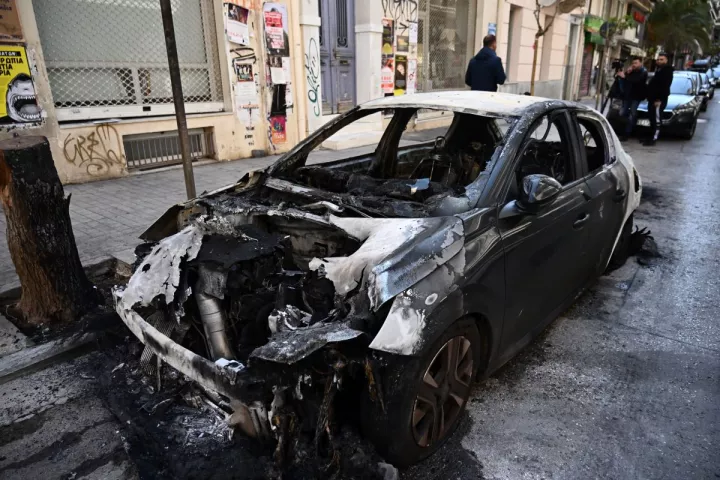 Μπαράζ εμπρηστικών επιθέσεων τη νύχτα στην Αττική